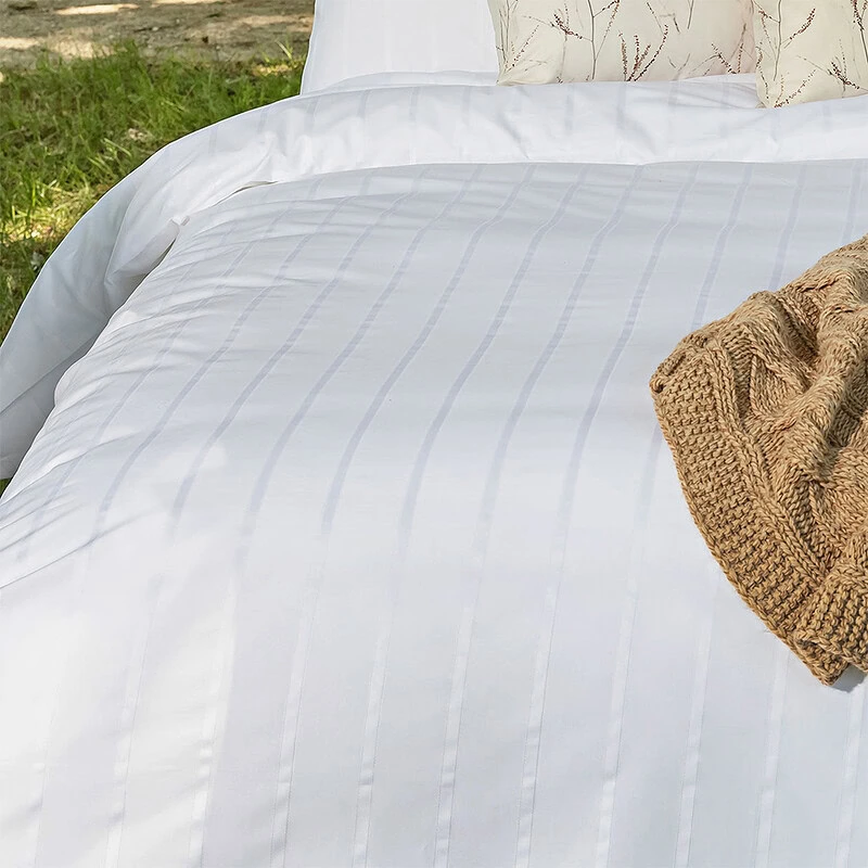 bed luxe sfeer met hotel beddengoed