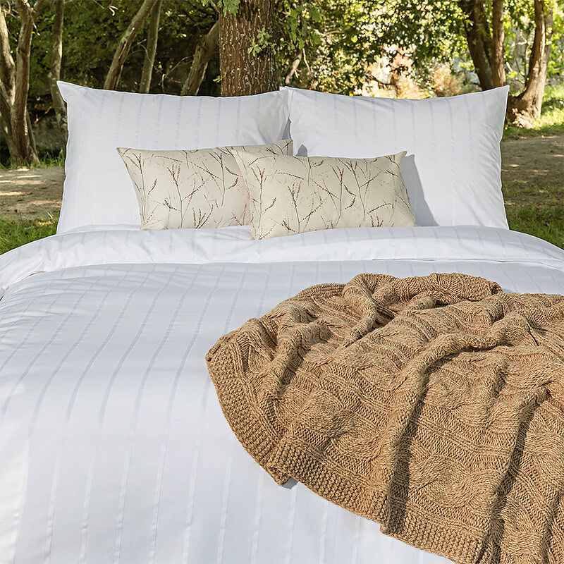 bed opgemaakt met wit hotelkwaliteit dekbedovertrek