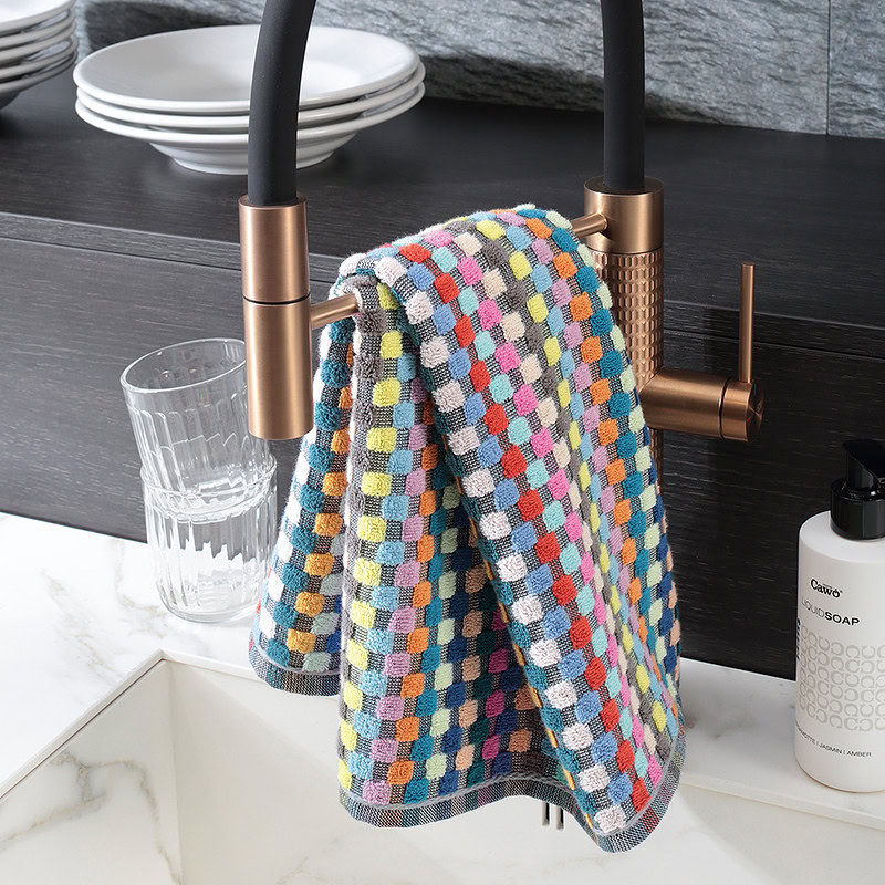keukenhanddoek aan kraan ophangend