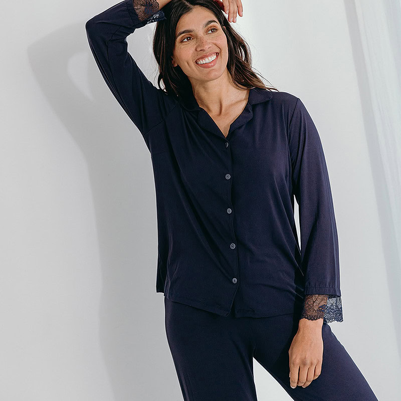 vrouw in blauwe pyjama met kant