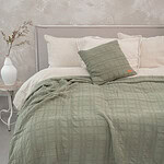 slaapkamer met groene katoenen bedsprei