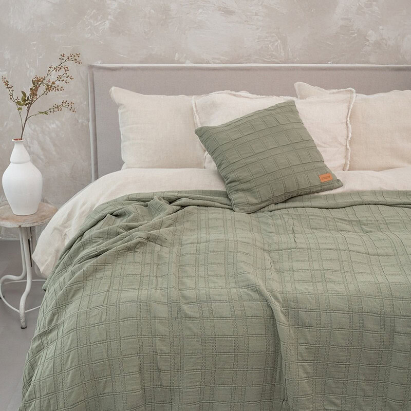 slaapkamer met groene katoenen bedsprei