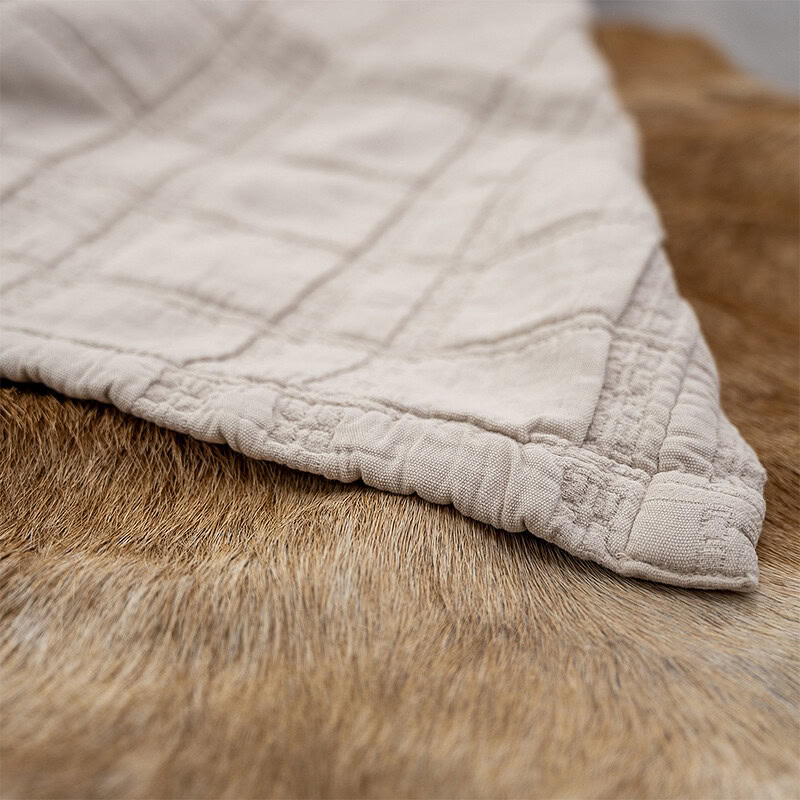 detail van sprei zandkleur