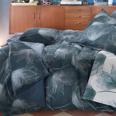 slaapkamer met blauw luxe dekbedovertrek