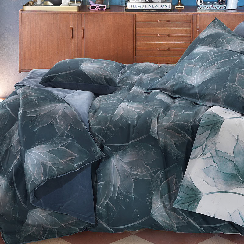 slaapkamer met blauw luxe dekbedovertrek
