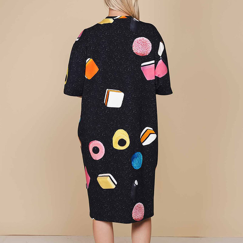 achterkant vrouw in tee dress engels drop