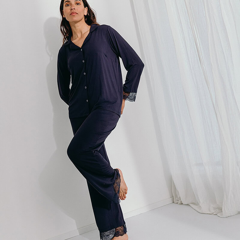 vrouw in blauwe pyjama