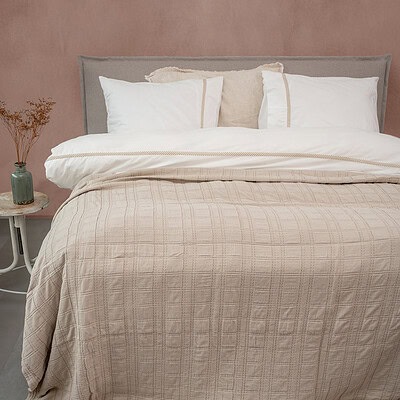 bed met katoenen bedsprei beige- zand