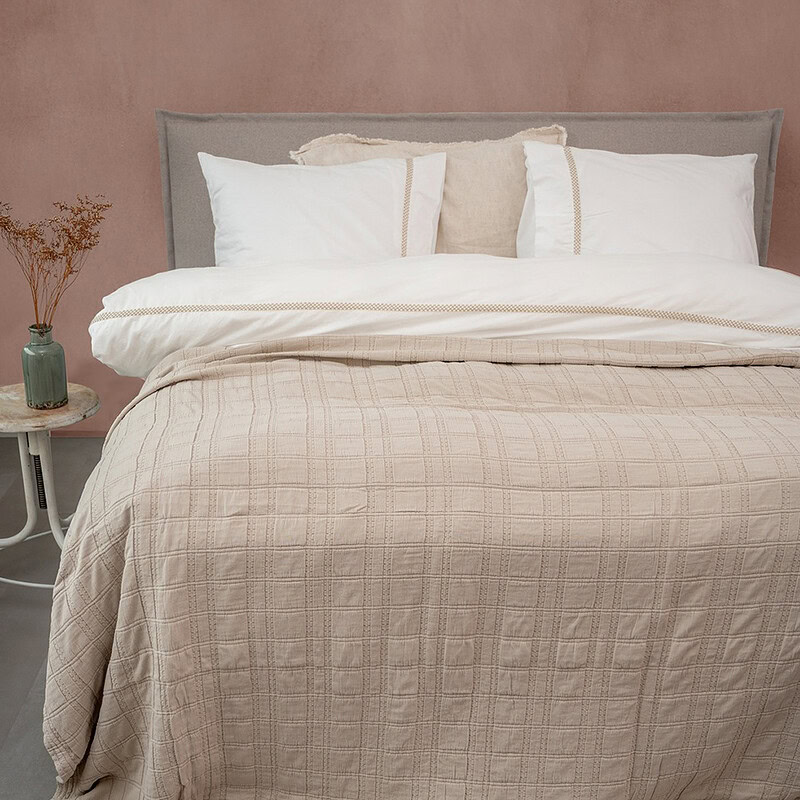 bed met katoenen bedsprei beige- zand