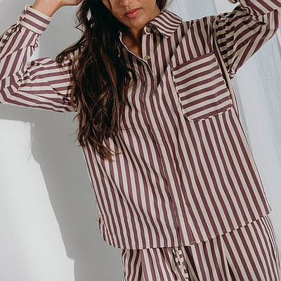 vrouw in luxe pyjama met streep