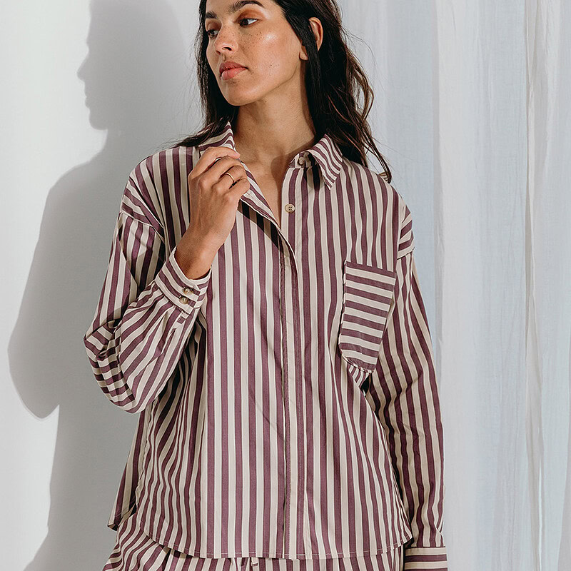 vrouw in luxe pyjama rood ecru