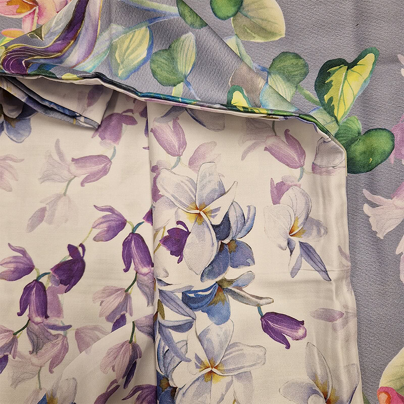 detail van luxe dekbedovertrek met bloemen print