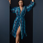 vrouw in luxe badjas kleur blauw