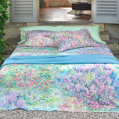 bed met kleurrijk dekbedovertrek met bloemetjes