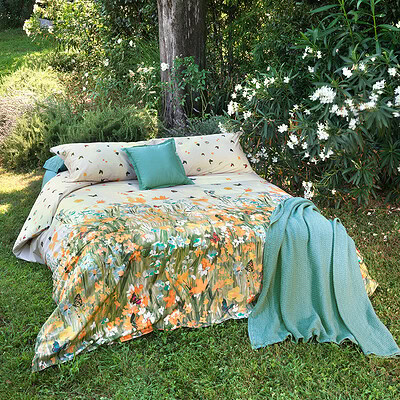 tuin met bed en dekbedovertrek luxe uitstraling