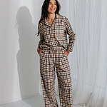 vrouw in flanellen pyjama ruit
