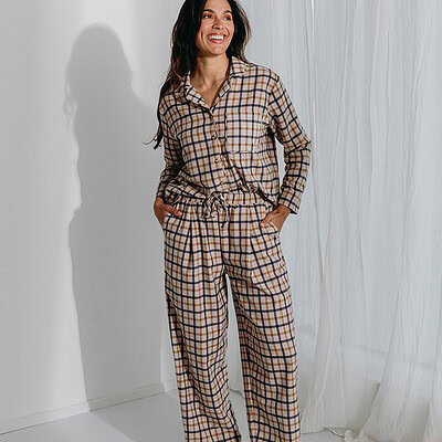 vrouw in flanellen pyjama ruit