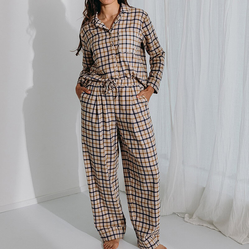 vrouw in flanellen pyjama ruit