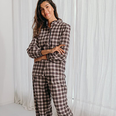 dame in rode ruitjes pyjama flanel