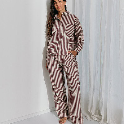 vrouw in luxe nachtkleding met streep