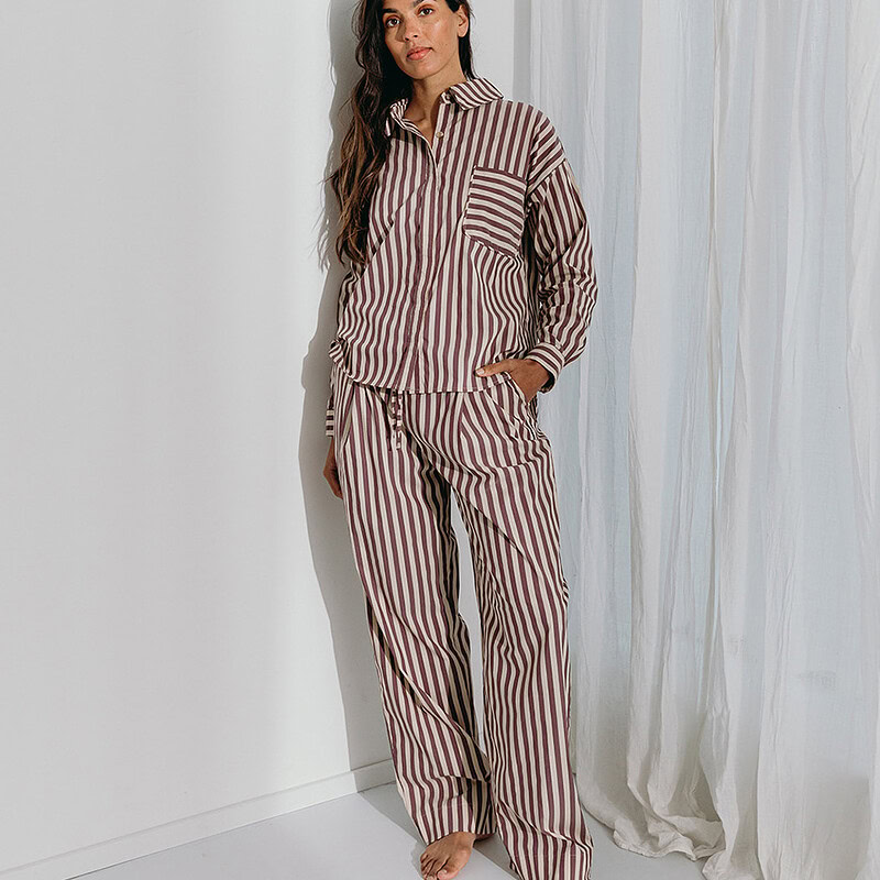 vrouw in luxe nachtkleding met streep