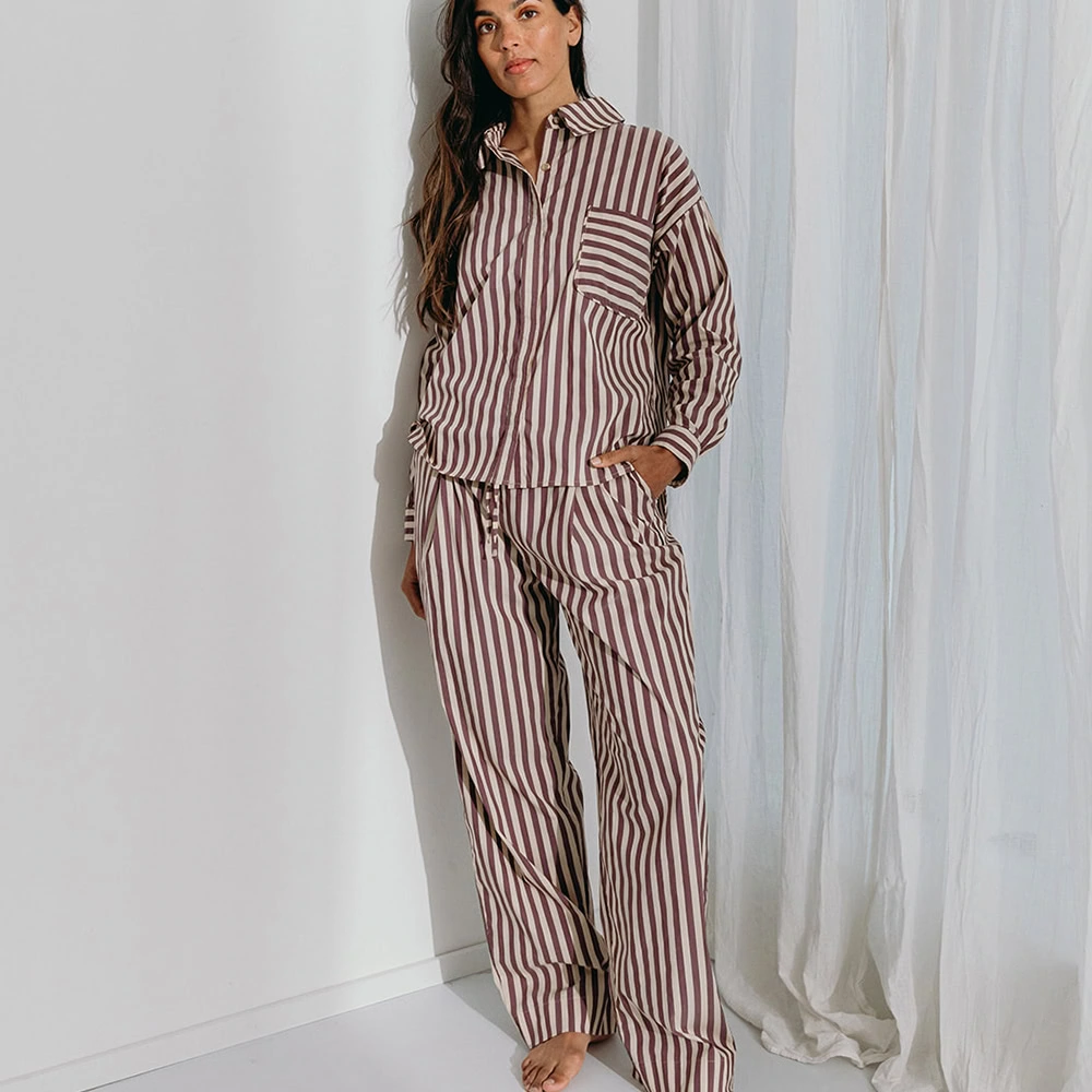 vrouw in luxe nachtkleding met streep
