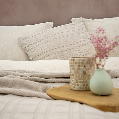 slaapkamer met beige sprei