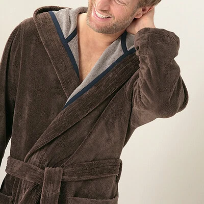 man in bruine cawo badjas