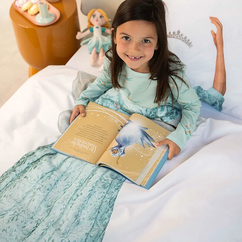 meisje liggend op bed in efteling dekbedovertrek