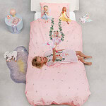 meisje liggend op bed in efteling dekbedovertrek