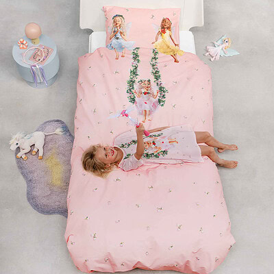 meisje liggend op bed in efteling dekbedovertrek