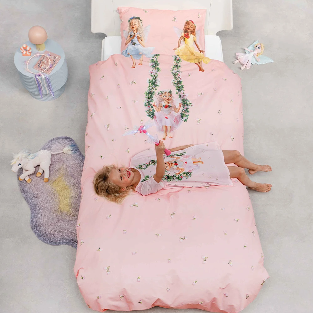 meisje liggend op bed in efteling dekbedovertrek