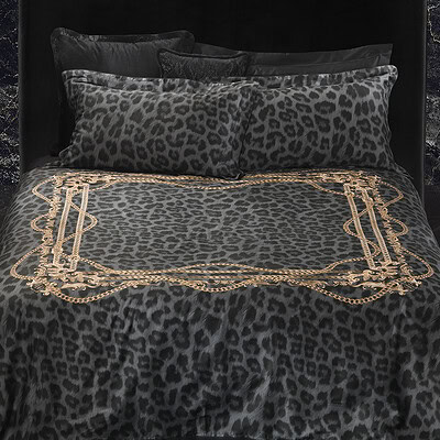 zwart Philipp Plein dekbed op slaapkamer luxe merk dekbedovertrek