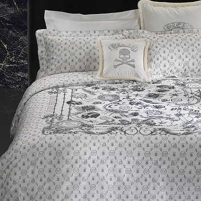 Philipp Plein dekbedovertrek op bed en Philipp Plein behang