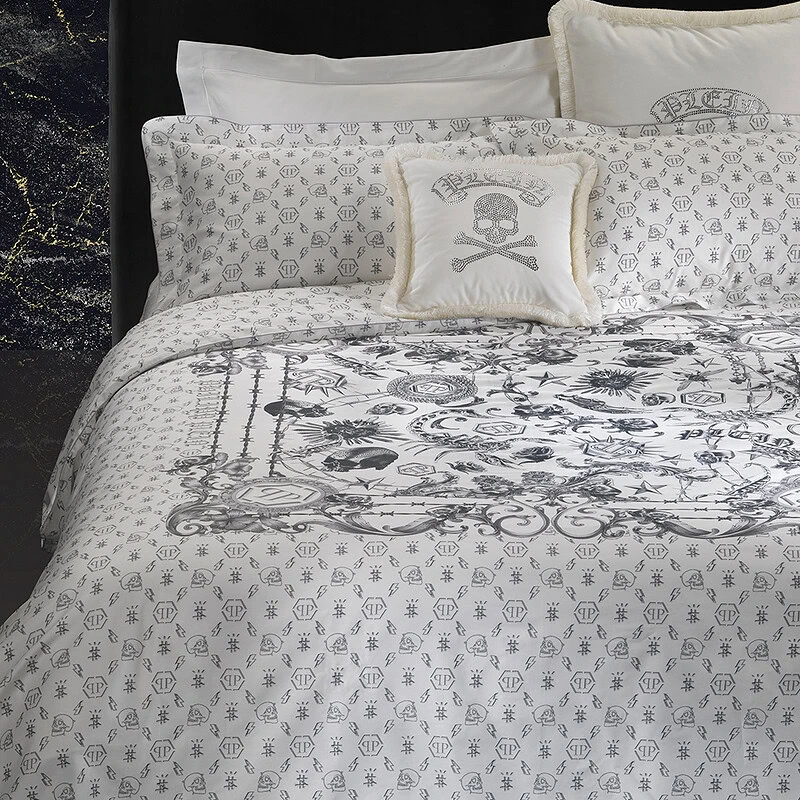Philipp Plein dekbedovertrek op bed en Philipp Plein behang