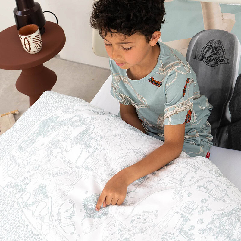 jongetje met efteling plattegrond op bed