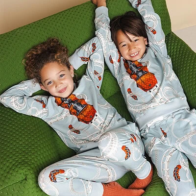 jongen en meisje in Efteling kleding achtbaan