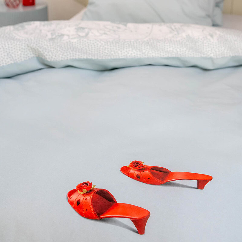 rode schoentjes van de efteling op bed