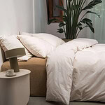 slaapkamer met flanellen dekbedovertrek beige