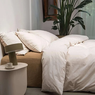 slaapkamer met flanellen dekbedovertrek beige