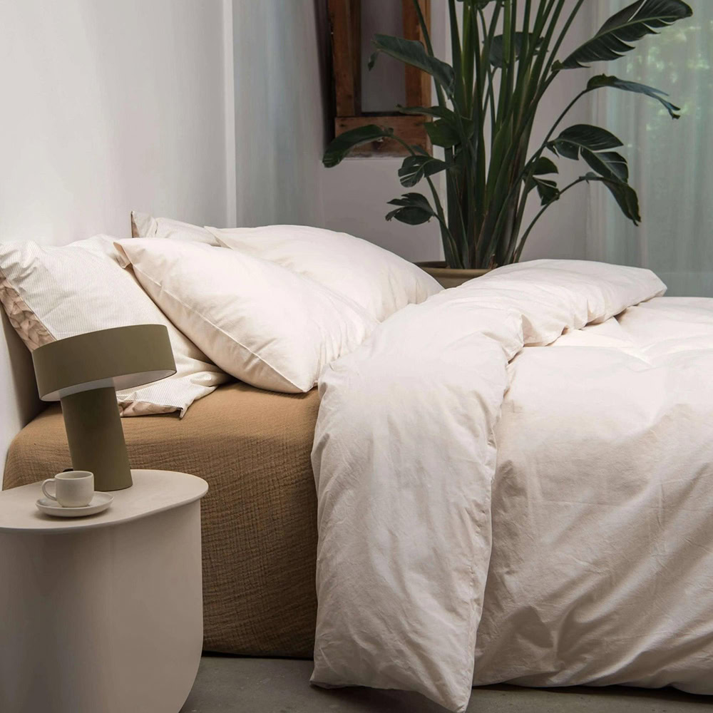 slaapkamer met flanellen dekbedovertrek beige