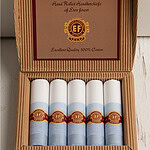 heren zakdoeken opgerold in sigarendoosje