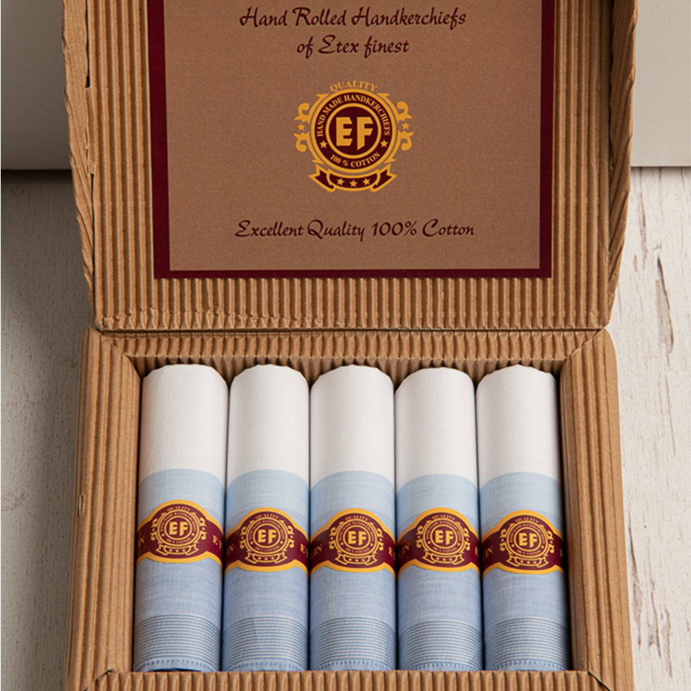 heren zakdoeken opgerold in sigarendoosje