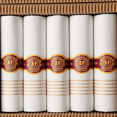 witte heren zakdoeken opgerold in sigarendoosje