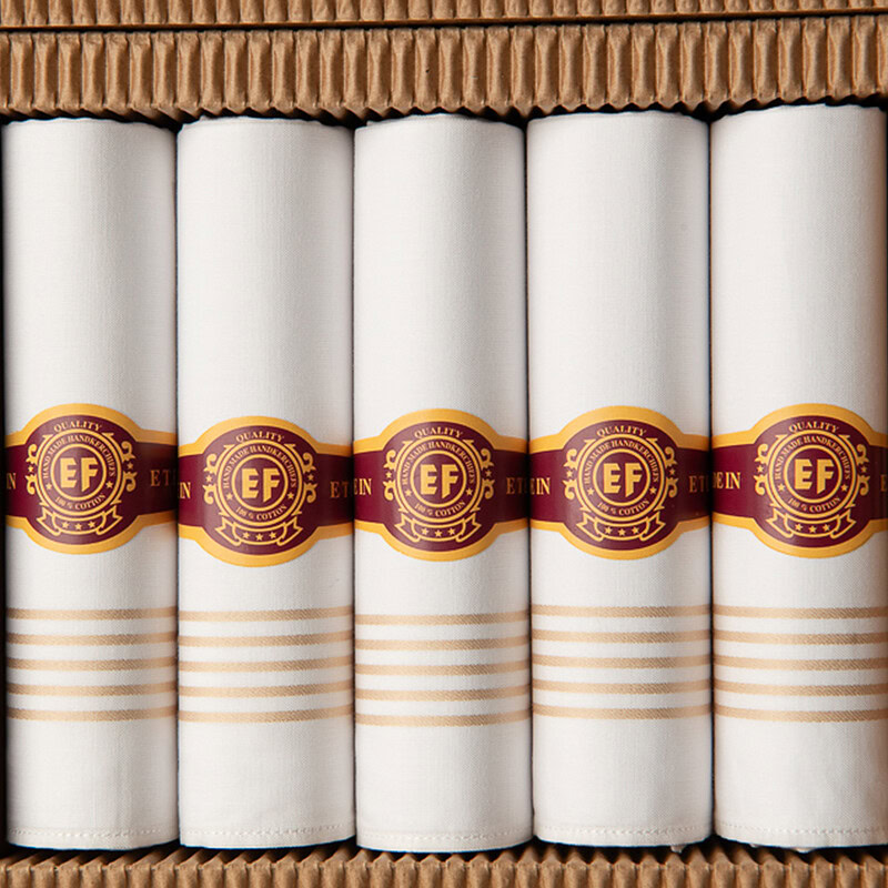 witte heren zakdoeken opgerold in sigarendoosje