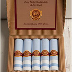 lichtblauwe heren zakdoeken opgerold in sigarendoos