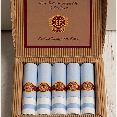 lichtblauwe heren zakdoeken opgerold in sigarendoos
