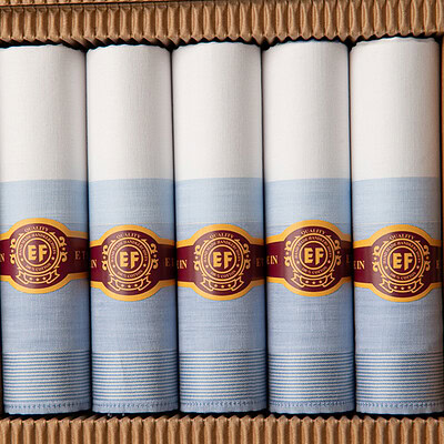 heren zakdoeken opgerold in sigarendoosje