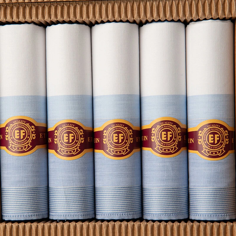 heren zakdoeken opgerold in sigarendoosje