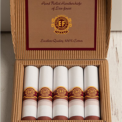 heren zakdoeken opgerold in sigarendoosje